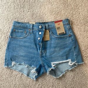 NWT LEVI 501 shorts size 28